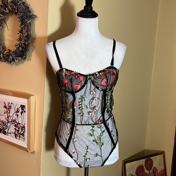 Embroidered Vibrant Flowers on Black Mesh size Medium Underwire Stretchy NEW - Picture 1 of 16